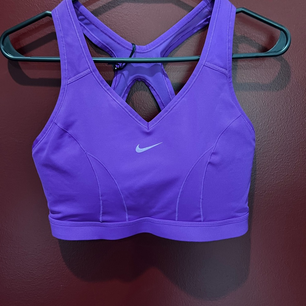 Nike sports bra never worn size large body: 82% polyester 18% spandex